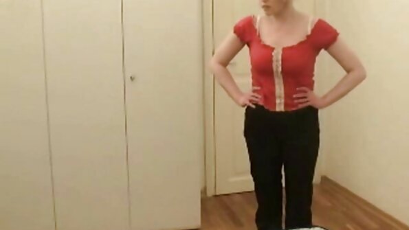Η White Hussy λατρεύει το σκυλάκι που χτυπά με το μαύρο καρφί της
