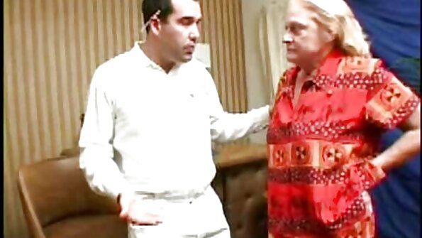 Μια όμορφη ξανθιά τσακίζεται ανάμεσα στα μακριά της πόδια