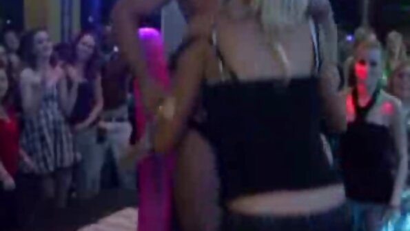 Η Bitchy babe είναι τόσο ευγενική που επιτρέπει στο νεαρό αγόρι να τη βιδώσει