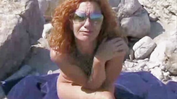 Δύο κορίτσια γλείφουν μουνί στον καναπέ πριν από όλους μας