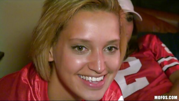 Cutie παίρνει που από την ιππασία ένα μεγάλο καβλί με ζεστό μουνί της
